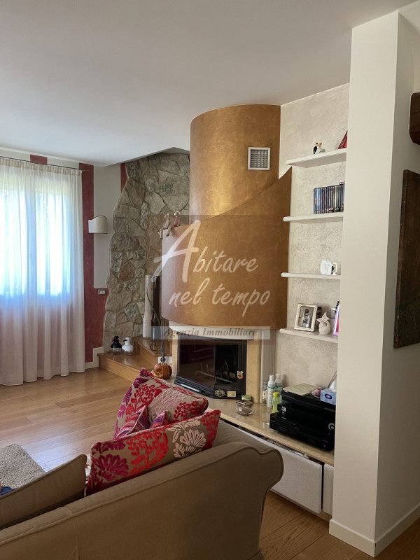 FONTANIVA (PD)

In esclusiva proponiamo una splendida villa indipendente, edificata nel 2006, sit...