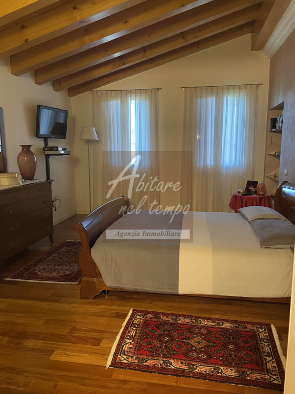 FONTANIVA (PD)

In esclusiva proponiamo una splendida villa indipendente, edificata nel 2006, sit...