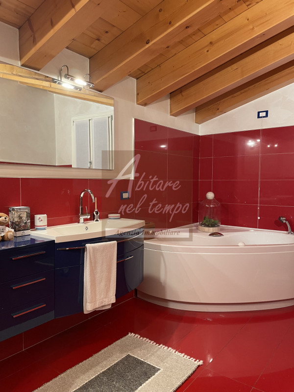 FONTANIVA (PD)

In esclusiva proponiamo una splendida villa indipendente, edificata nel 2006, sit...