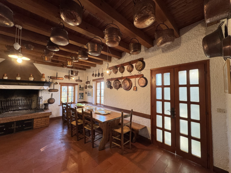 Immerso nelle colline dell’UNESCO, AMPIO E CARATTERISTICO CASALE con SCOPERTO PRIVATO piantumato ...