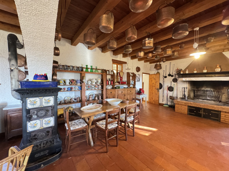 Immerso nelle colline dell’UNESCO, AMPIO E CARATTERISTICO CASALE con SCOPERTO PRIVATO piantumato ...