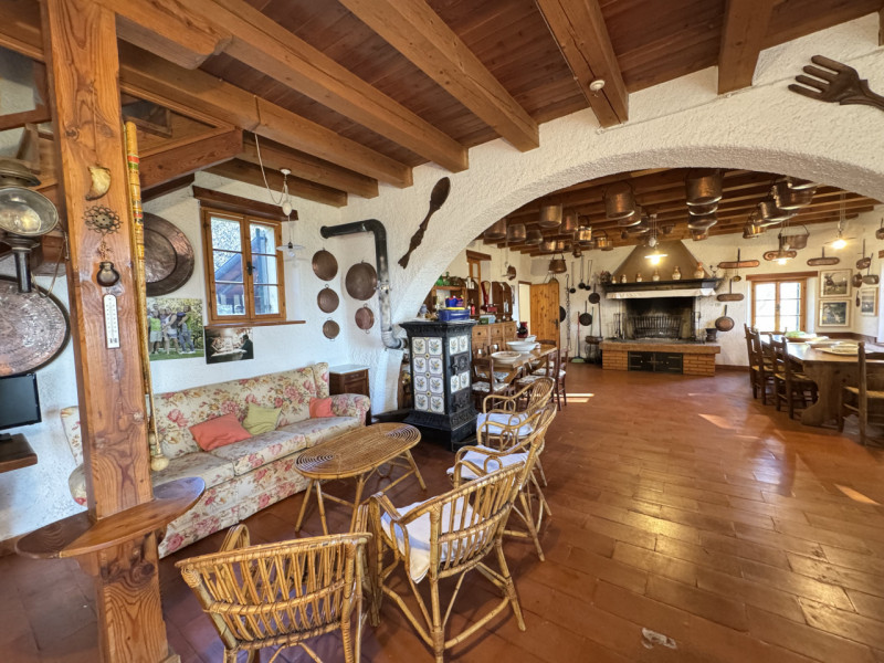 Immerso nelle colline dell’UNESCO, AMPIO E CARATTERISTICO CASALE con SCOPERTO PRIVATO piantumato ...