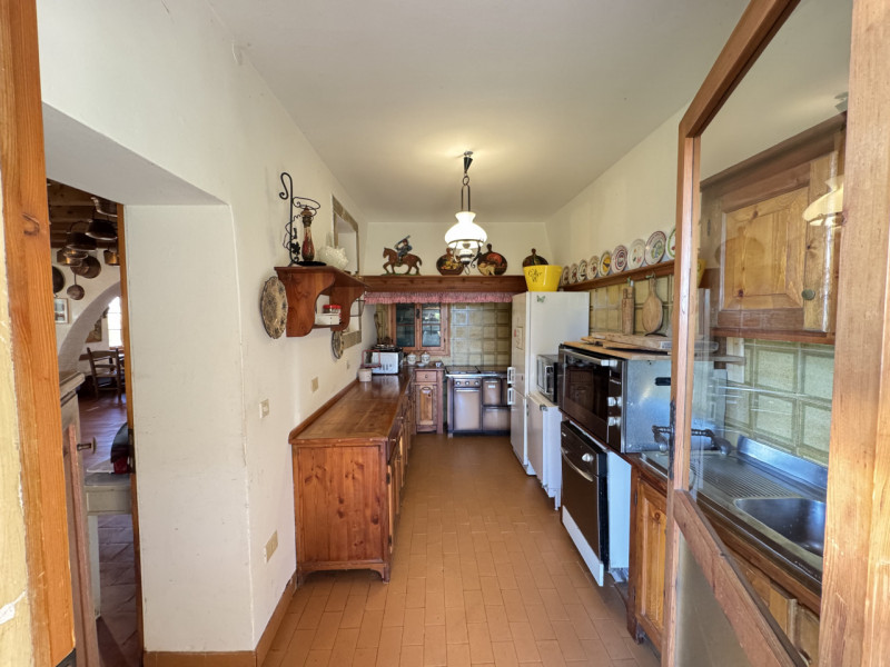 Immerso nelle colline dell’UNESCO, AMPIO E CARATTERISTICO CASALE con SCOPERTO PRIVATO piantumato ...