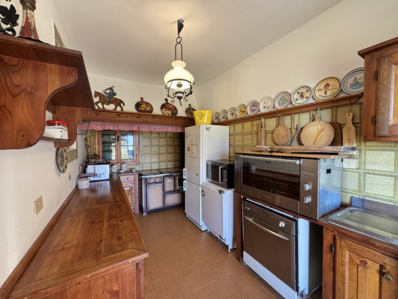 Immerso nelle colline dell’UNESCO, AMPIO E CARATTERISTICO CASALE con SCOPERTO PRIVATO piantumato ...