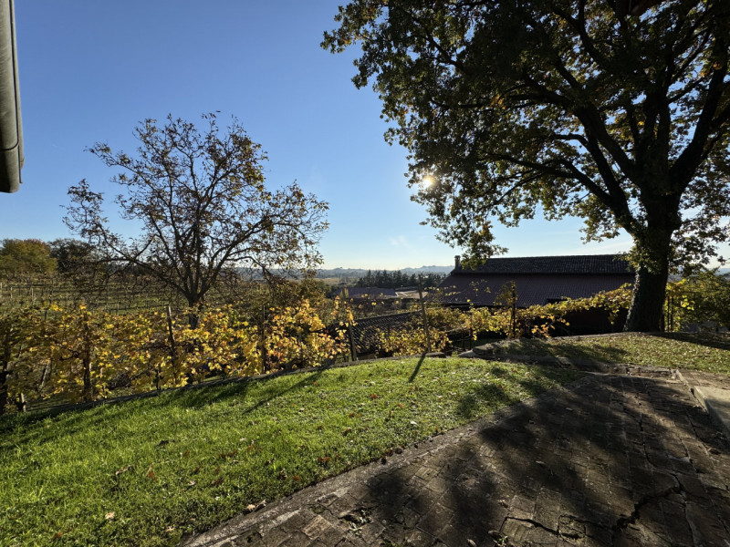 Immerso nelle colline dell’UNESCO, AMPIO E CARATTERISTICO CASALE con SCOPERTO PRIVATO piantumato ...
