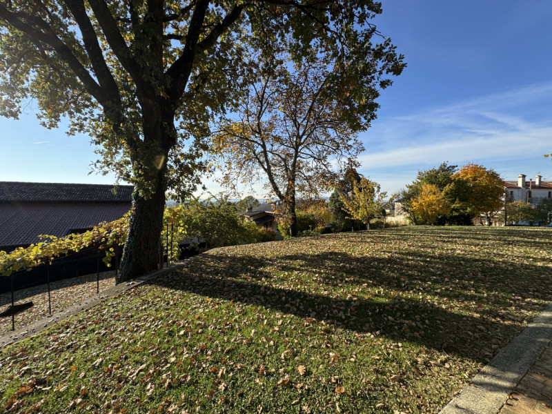 Immerso nelle colline dell’UNESCO, AMPIO E CARATTERISTICO CASALE con SCOPERTO PRIVATO piantumato ...