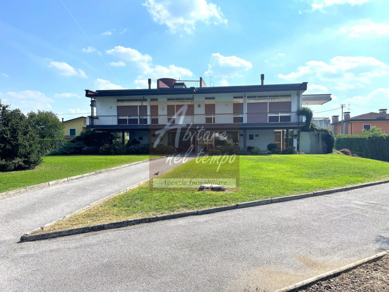 Incantevole bivilla dallo stile moderno tipico degli anni 70, inserita in un lotto esclusivo di 2...