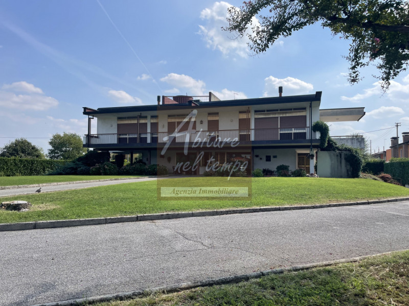 Incantevole bivilla dallo stile moderno tipico degli anni 70, inserita in un lotto esclusivo di 2...