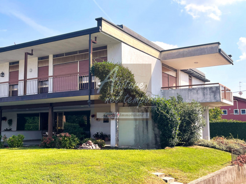 Incantevole bivilla dallo stile moderno tipico degli anni 70, inserita in un lotto esclusivo di 2...