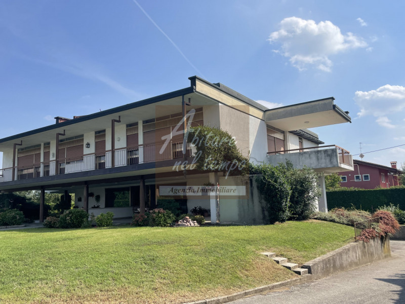 Incantevole bivilla dallo stile moderno tipico degli anni 70, inserita in un lotto esclusivo di 2...