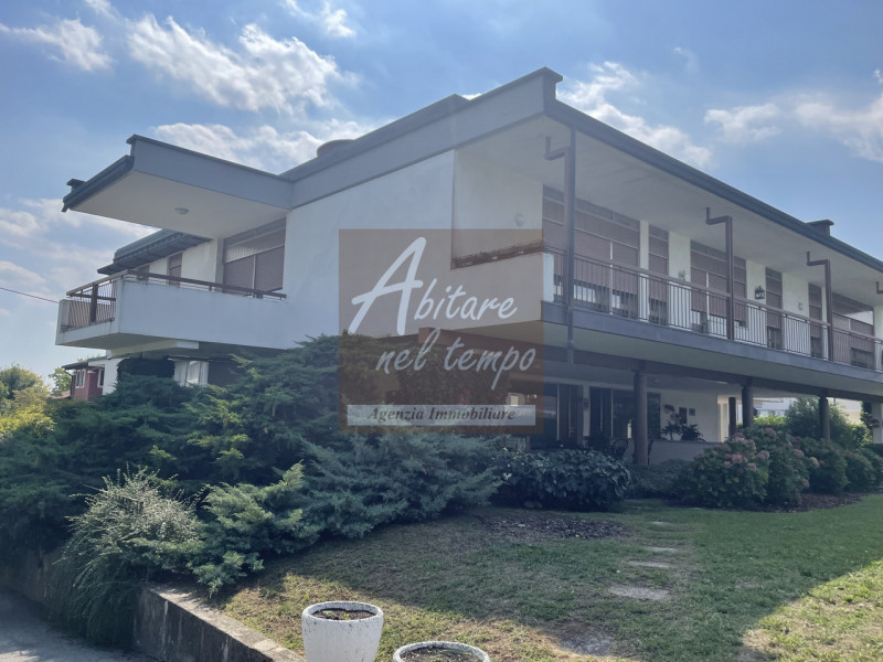 Incantevole bivilla dallo stile moderno tipico degli anni 70, inserita in un lotto esclusivo di 2...