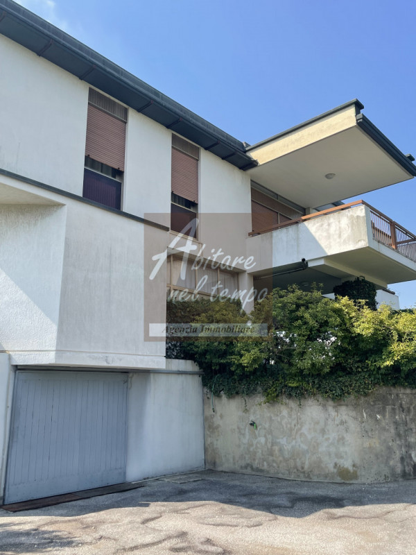 Incantevole bivilla dallo stile moderno tipico degli anni 70, inserita in un lotto esclusivo di 2...