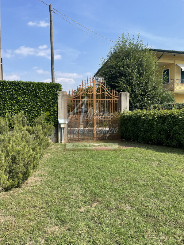 Incantevole bivilla dallo stile moderno tipico degli anni 70, inserita in un lotto esclusivo di 2...