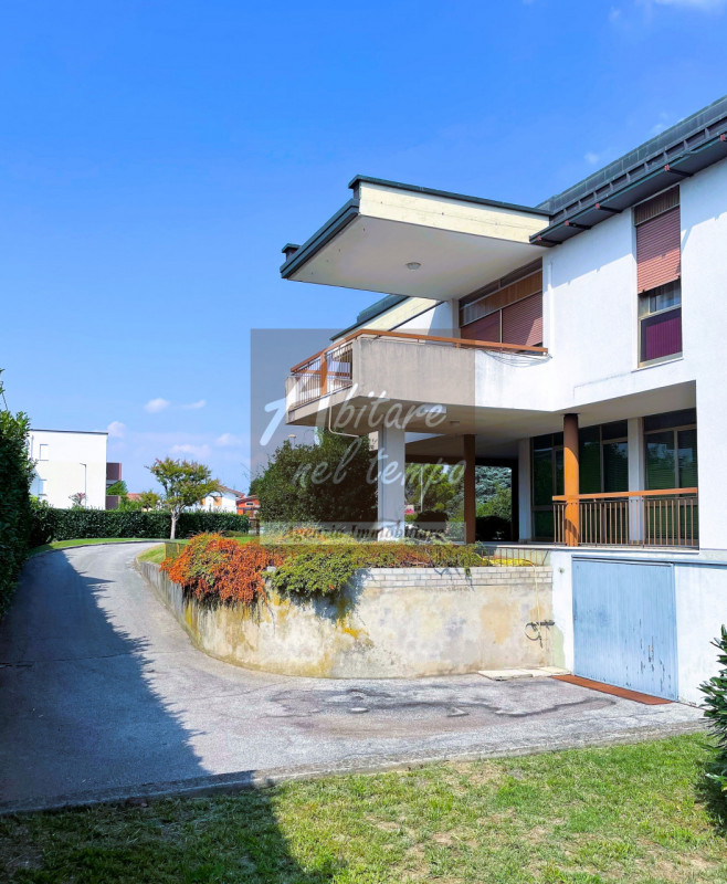 Incantevole bivilla dallo stile moderno tipico degli anni 70, inserita in un lotto esclusivo di 2...