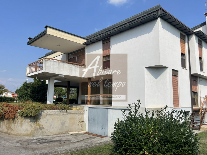 Incantevole bivilla dallo stile moderno tipico degli anni 70, inserita in un lotto esclusivo di 2...