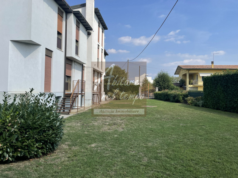 Incantevole bivilla dallo stile moderno tipico degli anni 70, inserita in un lotto esclusivo di 2...