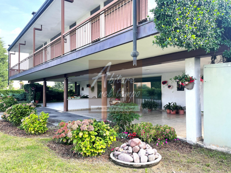 Incantevole bivilla dallo stile moderno tipico degli anni 70, inserita in un lotto esclusivo di 2...