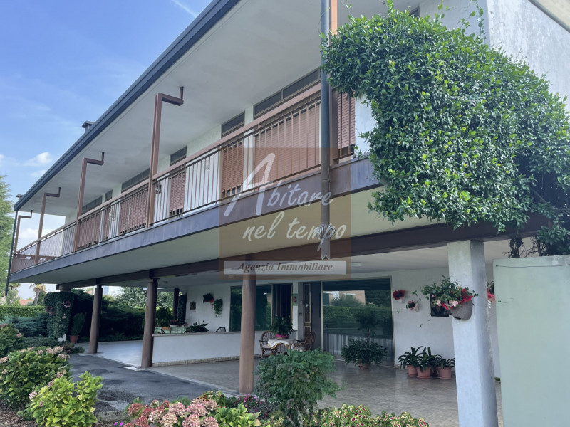 Incantevole bivilla dallo stile moderno tipico degli anni 70, inserita in un lotto esclusivo di 2...