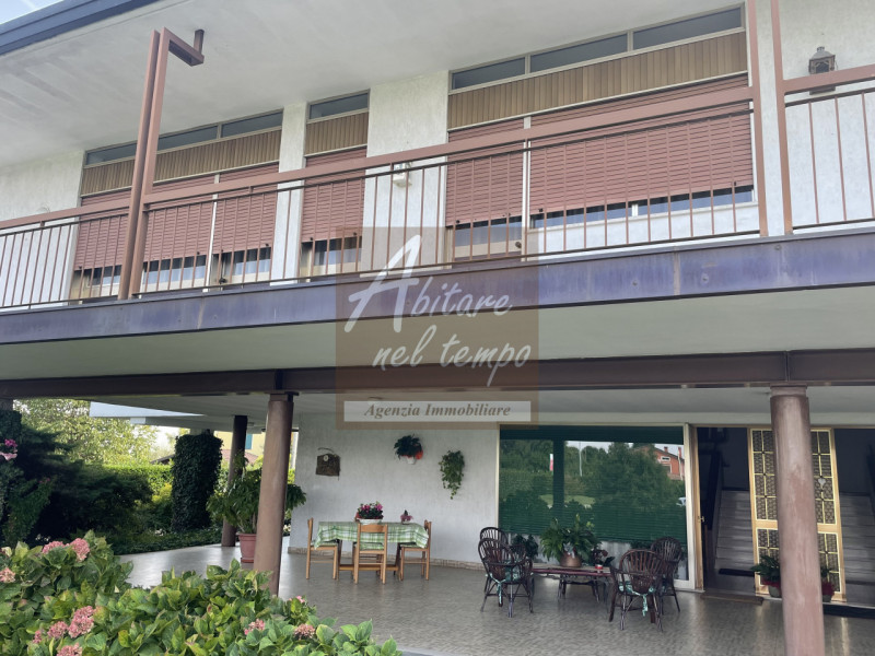 Incantevole bivilla dallo stile moderno tipico degli anni 70, inserita in un lotto esclusivo di 2...