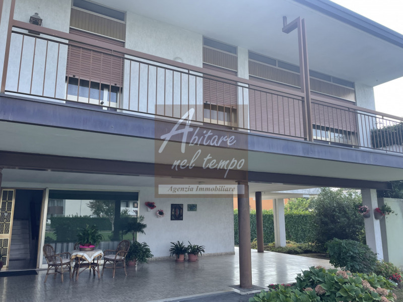 Incantevole bivilla dallo stile moderno tipico degli anni 70, inserita in un lotto esclusivo di 2...