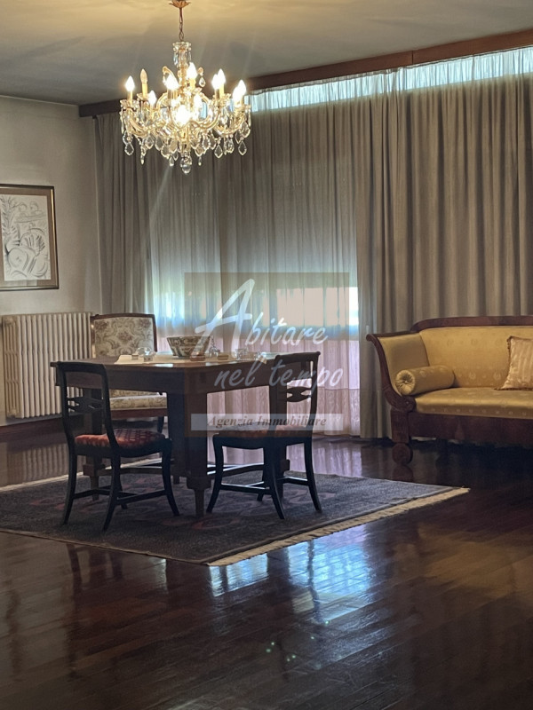 Incantevole bivilla dallo stile moderno tipico degli anni 70, inserita in un lotto esclusivo di 2...