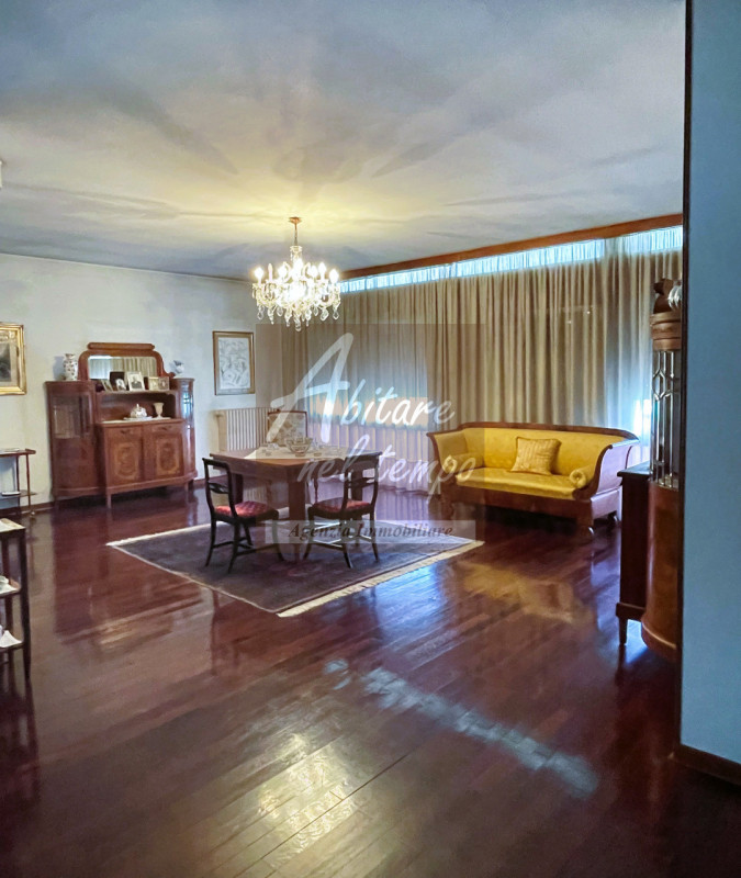 Incantevole bivilla dallo stile moderno tipico degli anni 70, inserita in un lotto esclusivo di 2...