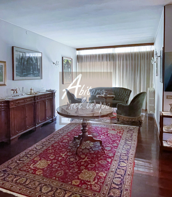 Incantevole bivilla dallo stile moderno tipico degli anni 70, inserita in un lotto esclusivo di 2...