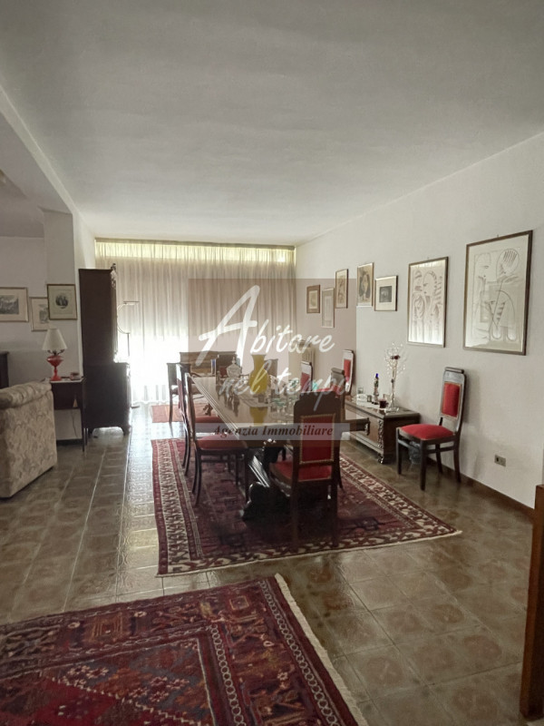 Incantevole bivilla dallo stile moderno tipico degli anni 70, inserita in un lotto esclusivo di 2...