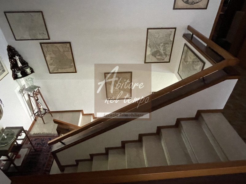 Incantevole bivilla dallo stile moderno tipico degli anni 70, inserita in un lotto esclusivo di 2...