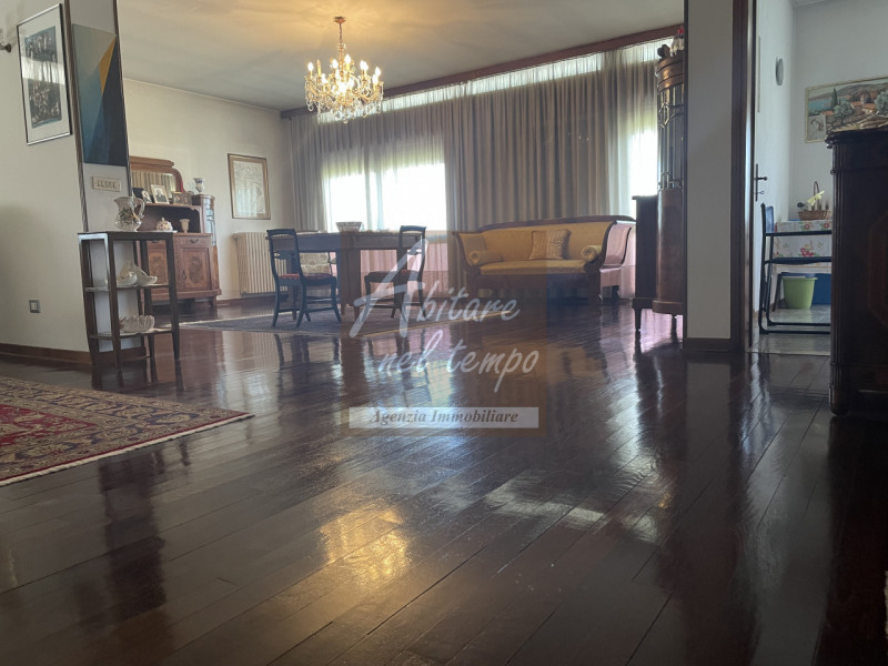 Incantevole bivilla dallo stile moderno tipico degli anni 70, inserita in un lotto esclusivo di 2...