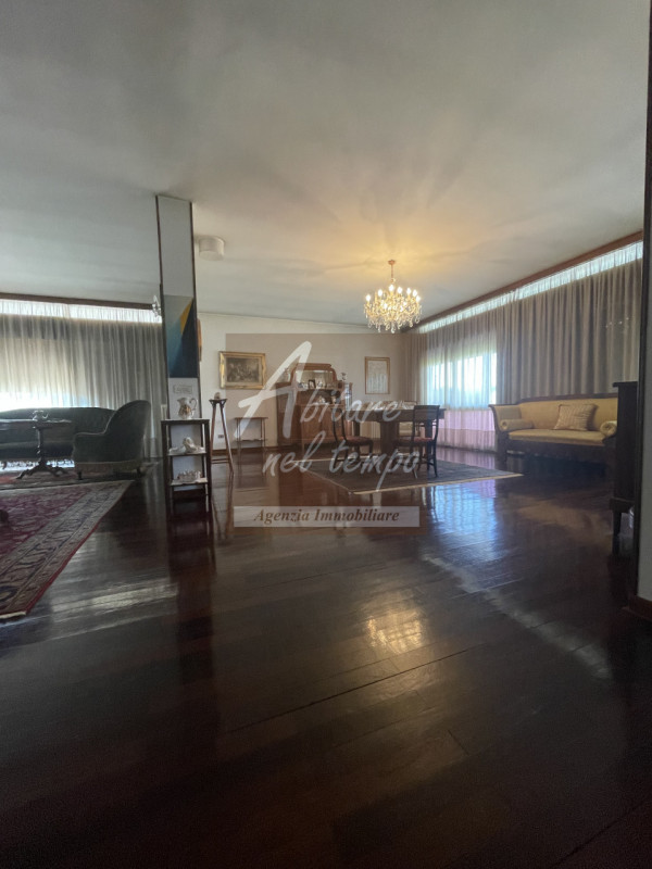 Incantevole bivilla dallo stile moderno tipico degli anni 70, inserita in un lotto esclusivo di 2...