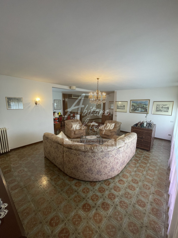 Incantevole bivilla dallo stile moderno tipico degli anni 70, inserita in un lotto esclusivo di 2...