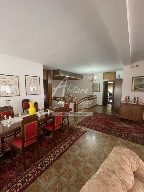 Incantevole bivilla dallo stile moderno tipico degli anni 70, inserita in un lotto esclusivo di 2...