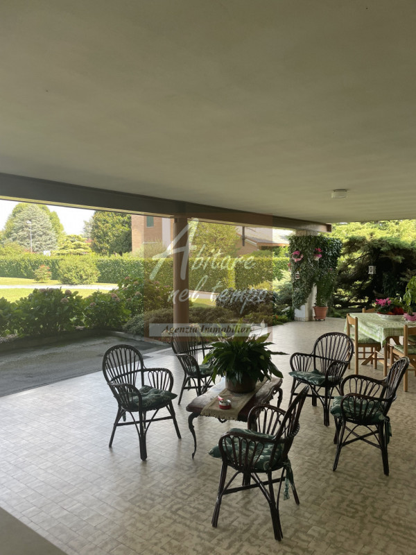 Incantevole bivilla dallo stile moderno tipico degli anni 70, inserita in un lotto esclusivo di 2...