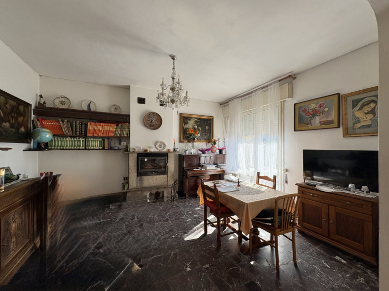 Proponiamo, a Giarre di Abano Terme, una particolare proprietà composta da una casa singola da ri...