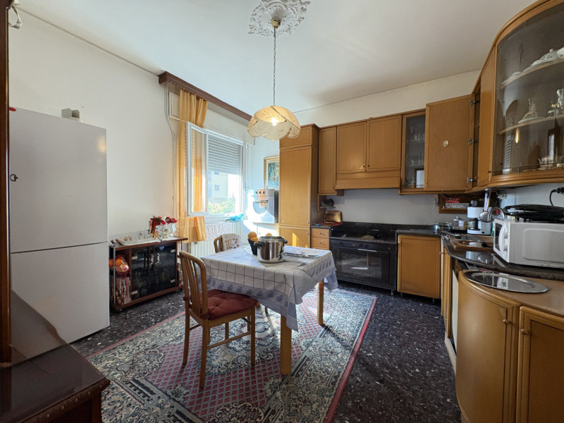 Proponiamo, a Giarre di Abano Terme, una particolare proprietà composta da una casa singola da ri...