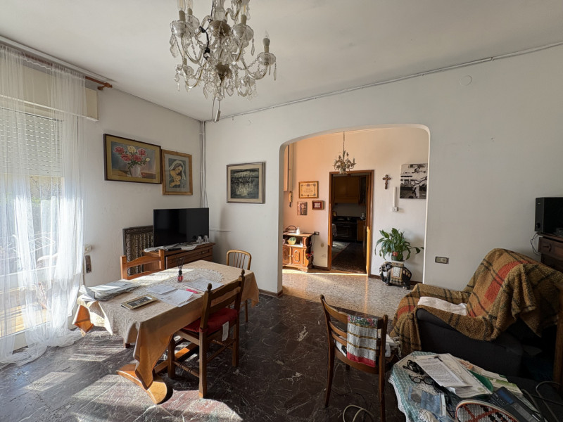 Proponiamo, a Giarre di Abano Terme, una particolare proprietà composta da una casa singola da ri...