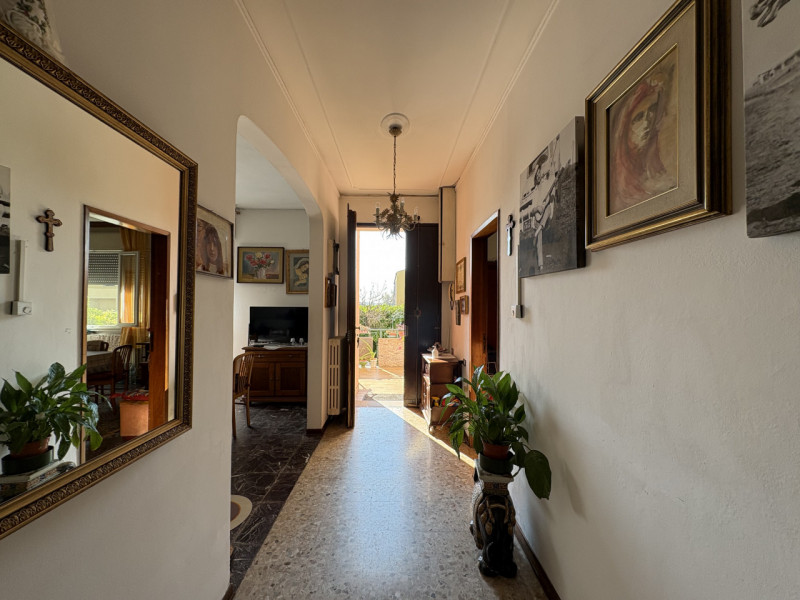 Proponiamo, a Giarre di Abano Terme, una particolare proprietà composta da una casa singola da ri...