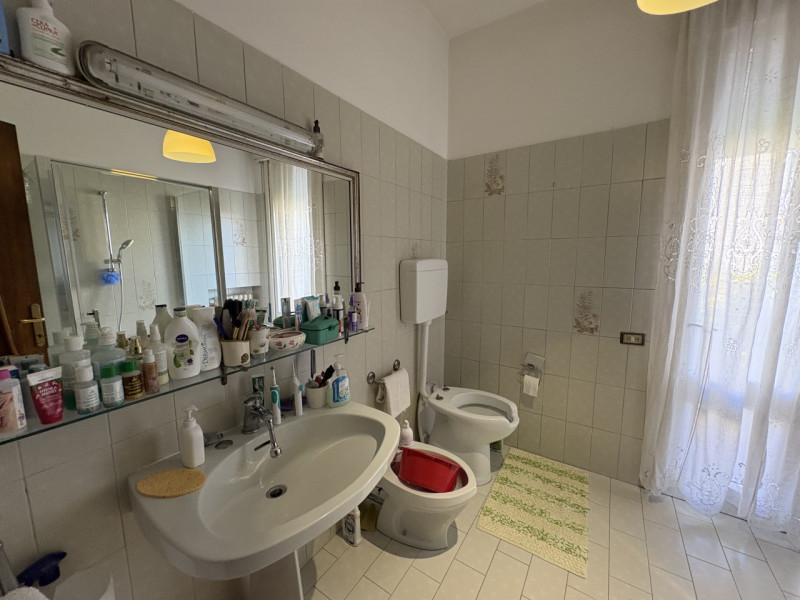 Proponiamo, a Giarre di Abano Terme, una particolare proprietà composta da una casa singola da ri...