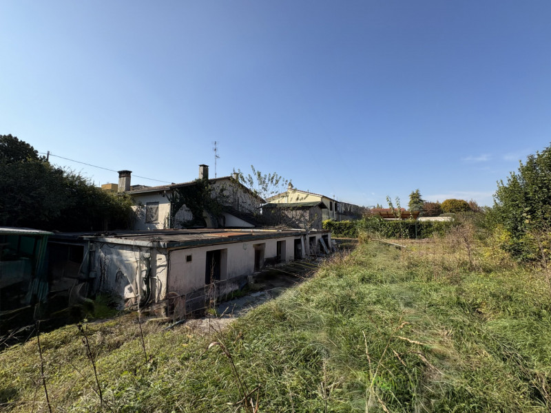 Proponiamo, a Giarre di Abano Terme, una particolare proprietà composta da una casa singola da ri...