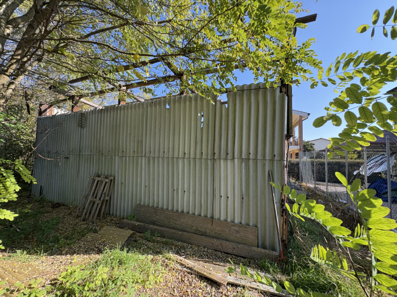 Proponiamo, a Giarre di Abano Terme, una particolare proprietà composta da una casa singola da ri...