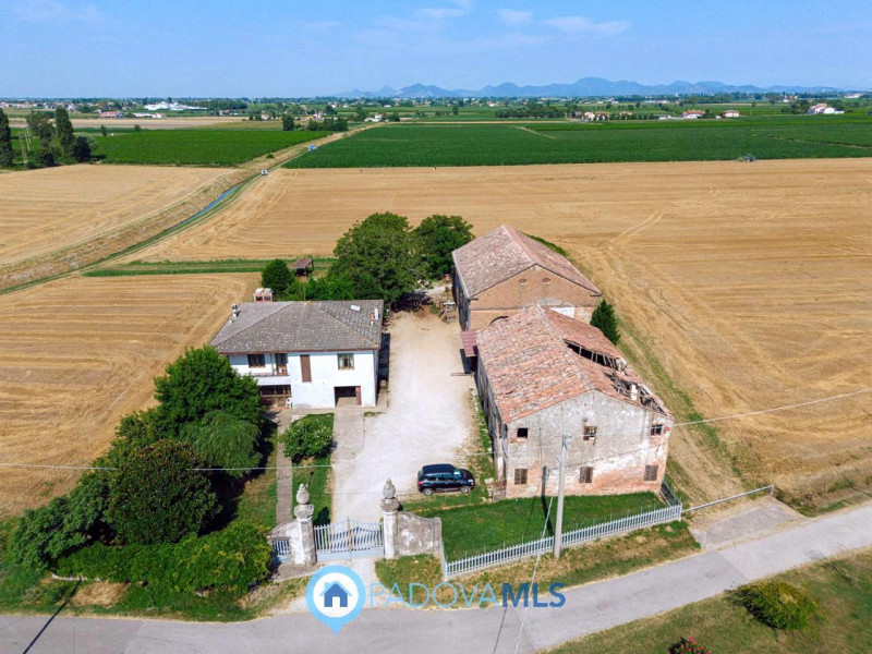 Immobile in esclusiva al Gruppo Padova MLS

Compendio immobiliare con più fabbricati e ampi spazi...