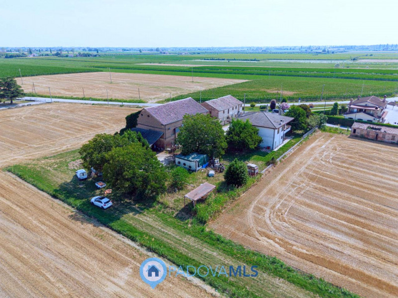 Immobile in esclusiva al Gruppo Padova MLS

Compendio immobiliare con più fabbricati e ampi spazi...