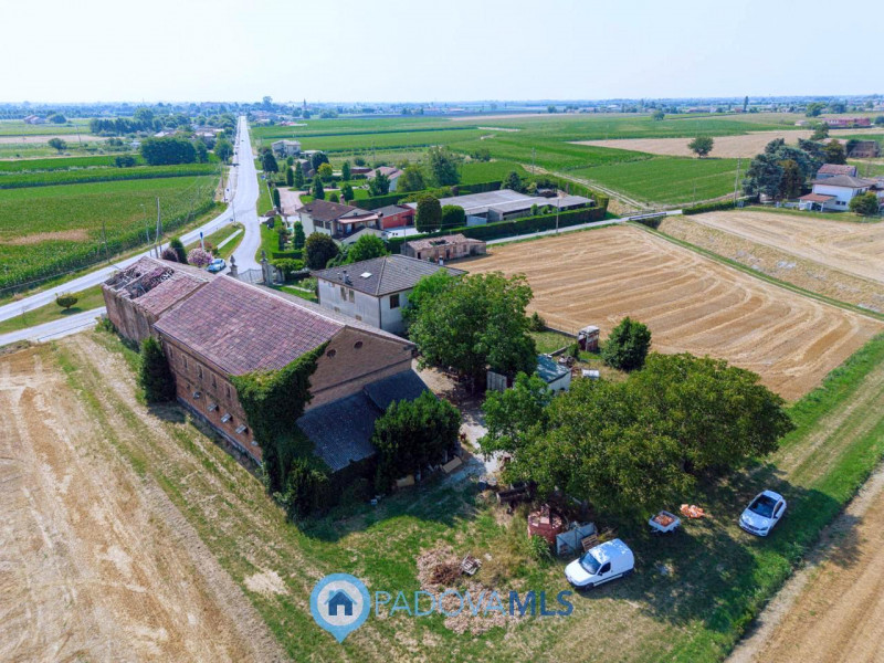 Immobile in esclusiva al Gruppo Padova MLS

Compendio immobiliare con più fabbricati e ampi spazi...