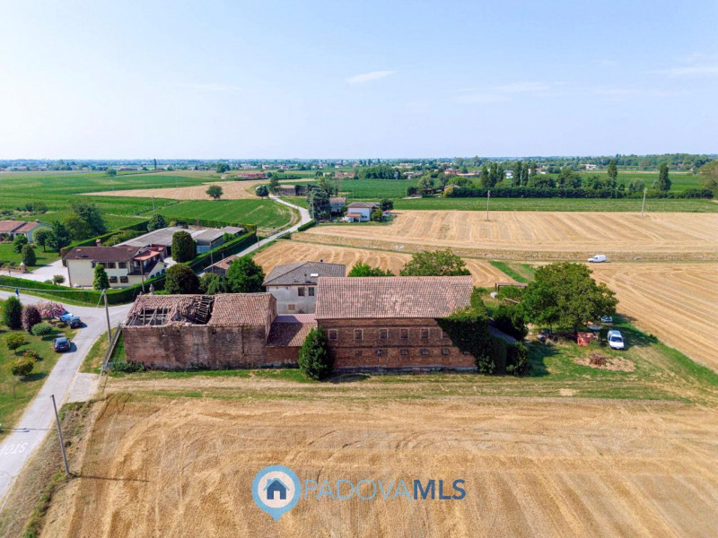 Immobile in esclusiva al Gruppo Padova MLS

Compendio immobiliare con più fabbricati e ampi spazi...