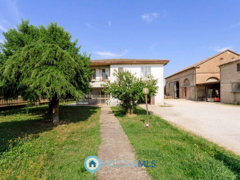 Immobile in esclusiva al Gruppo Padova MLS

Compendio immobiliare con più fabbricati e ampi spazi...