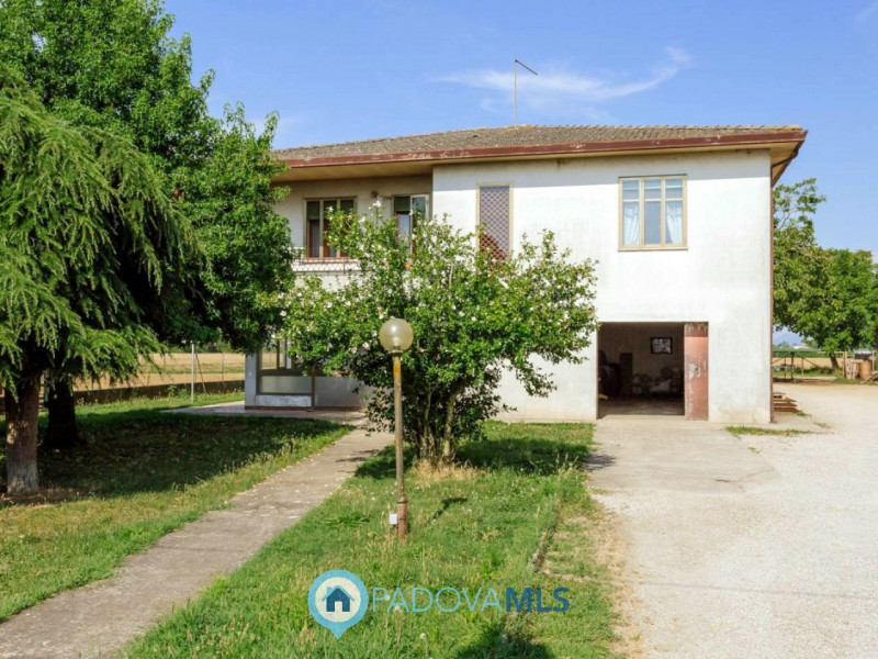 Immobile in esclusiva al Gruppo Padova MLS

Compendio immobiliare con più fabbricati e ampi spazi...