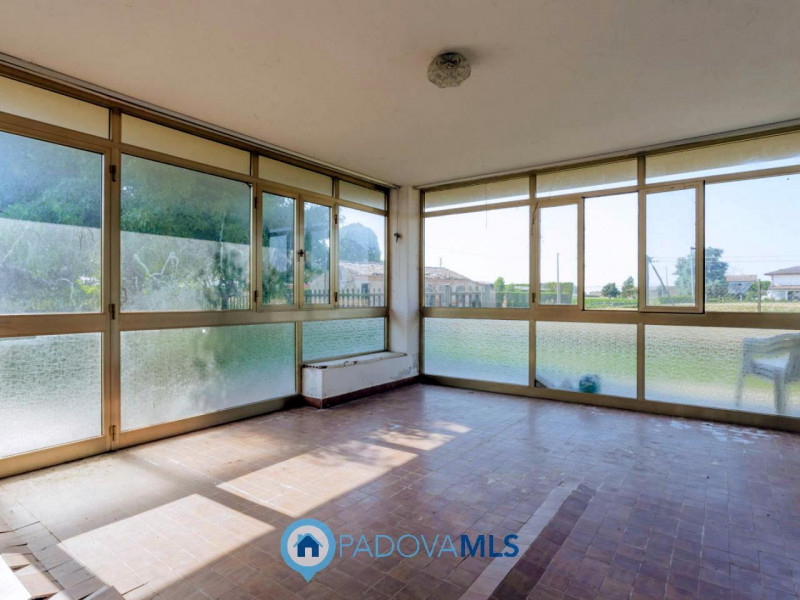 Immobile in esclusiva al Gruppo Padova MLS

Compendio immobiliare con più fabbricati e ampi spazi...