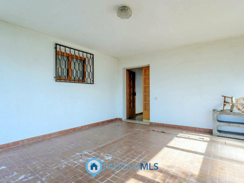 Immobile in esclusiva al Gruppo Padova MLS

Compendio immobiliare con più fabbricati e ampi spazi...