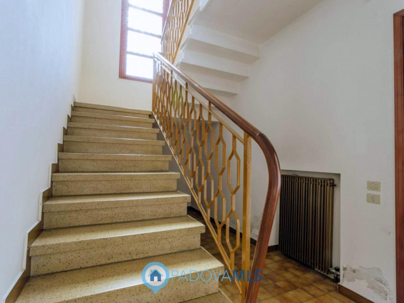 Immobile in esclusiva al Gruppo Padova MLS

Compendio immobiliare con più fabbricati e ampi spazi...